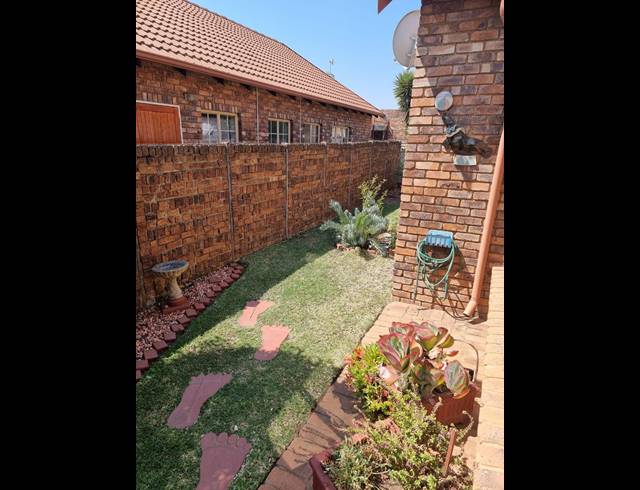 2 BEDROOM TOWNHOUSE FOR SALE IN CLAREMONT
